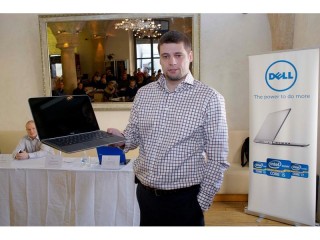 Ivo Kaštovský, obchodní manažer pro ČR a SR drží první ultrabook Dellu v ČR