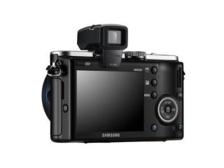 Samsung NX100. V řadě NX najdete ještě modely NX10 a NX5