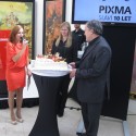 Zleva moderátorka akce, uprostřed Patrícia Královičová, produkt byznys developer v Canonu, a vpravo Miloš Bejblík, marketingový ředitel Canonu při slavnostním nakrojení dortu